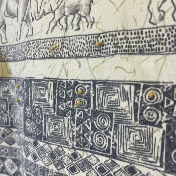 Alfred Dunner Petite, Cool Print Shirt with Wooden Beads. Size Large. - Picture 2 of 5